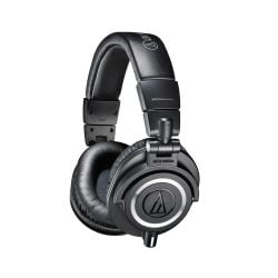 سماعات اوديو تكنيكا باللون الاحمر الإصدار المحدود M50x على الأذنين