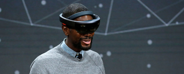 ما الذي ستقدمه مايكروسوفت في مجال تقنيات الواقع الافتراضي خلال العام 2017؟