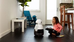 روبوت Kuri الجديد يقوم بملاعبة وإسعاد أطفالك ومراقبة منزلك