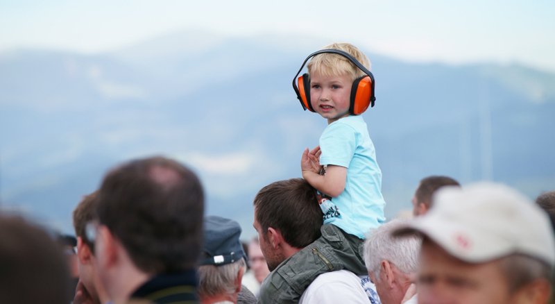 طفل يرتدي سماعة عزل الصوت - كيف يتم إلغاء الضوضاء المحيطة في سماعات الأذن؟