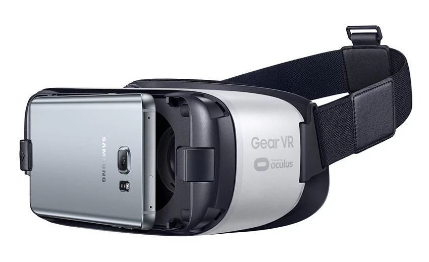 أحد سماعات الواقع الافتراضي سماعة  Samsung Gear VR