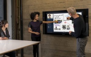 مايكروسوفت تنوي طرح الجيل الثاني من شاشاتها التفاعلية Surface Hub هذا العام