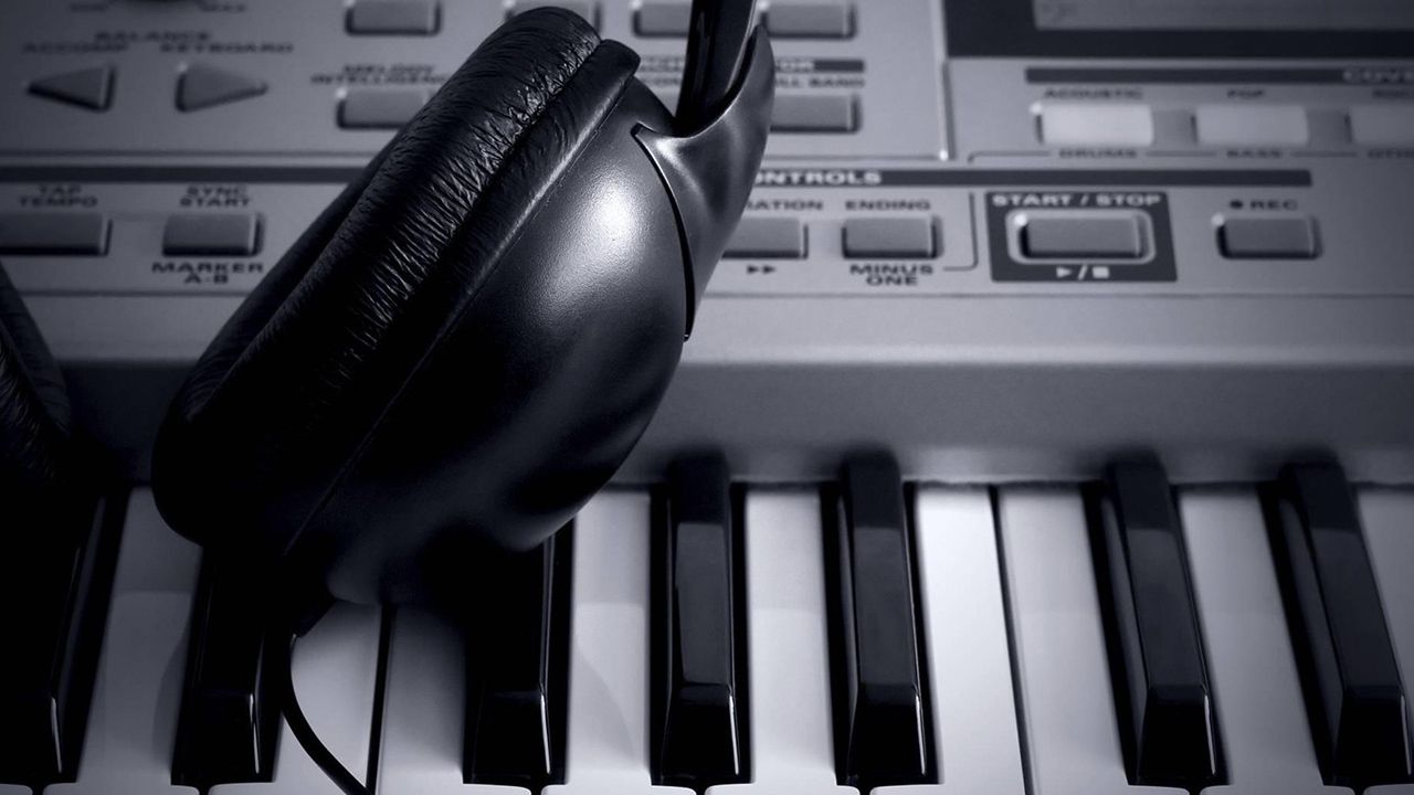 أفضل 5 تطبيقات تعليم البيانو لمنتجي الموسيقى - سماعة تك