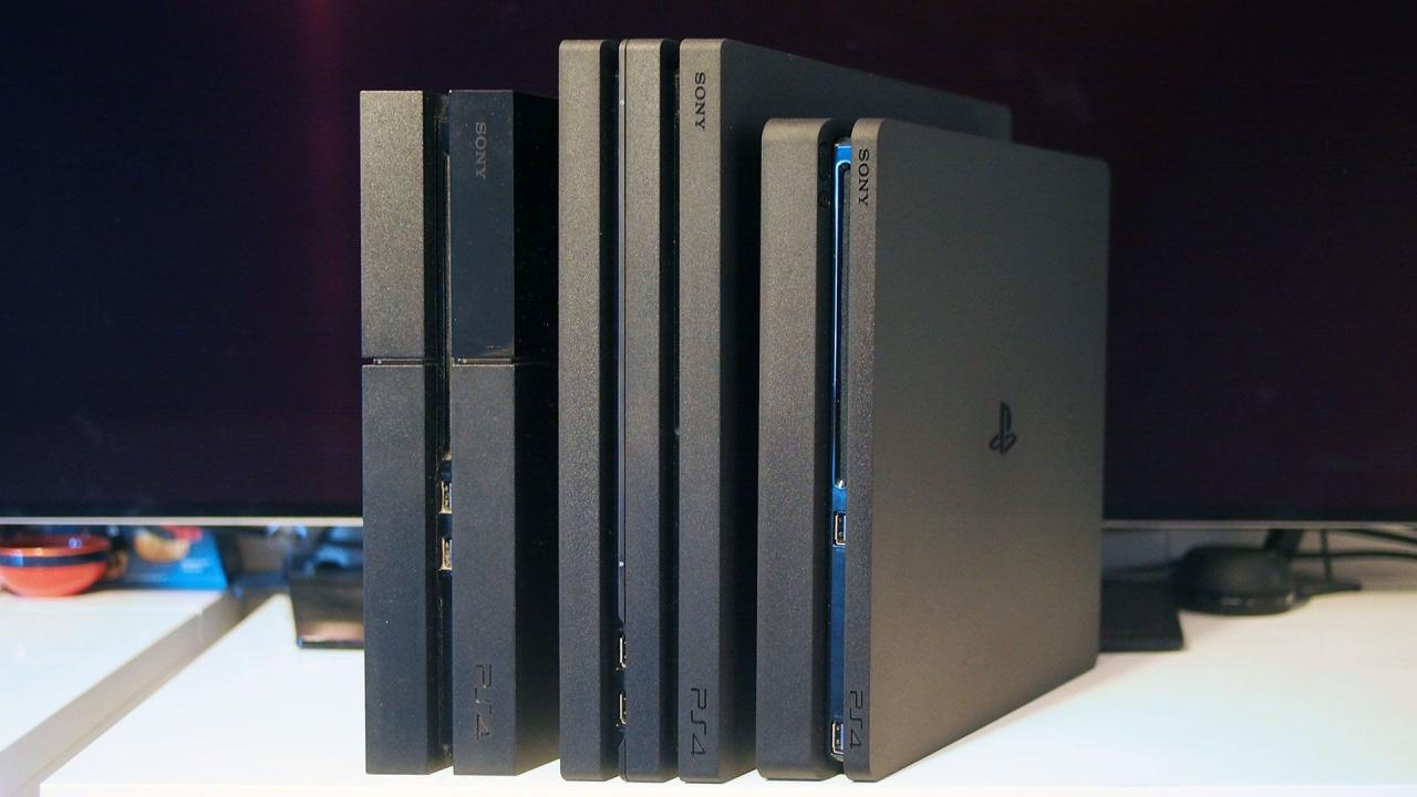من اليمين أجهزة PlayStation 4 وPlayStation 4 Pro وPlayStation 4 Slim