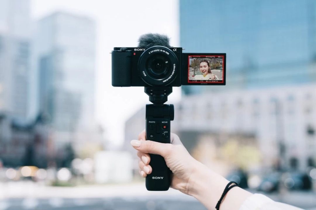 كاميرا  Sony ZV-E10 تقدم عدسات قابلة للتبديل لتصوير الفلوجات باحترافية