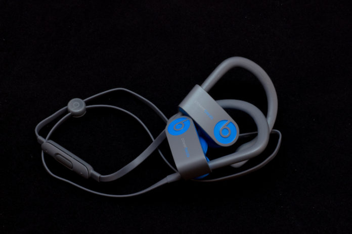remove battery from powerbeats 3